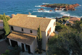 Waterfront house with sea view